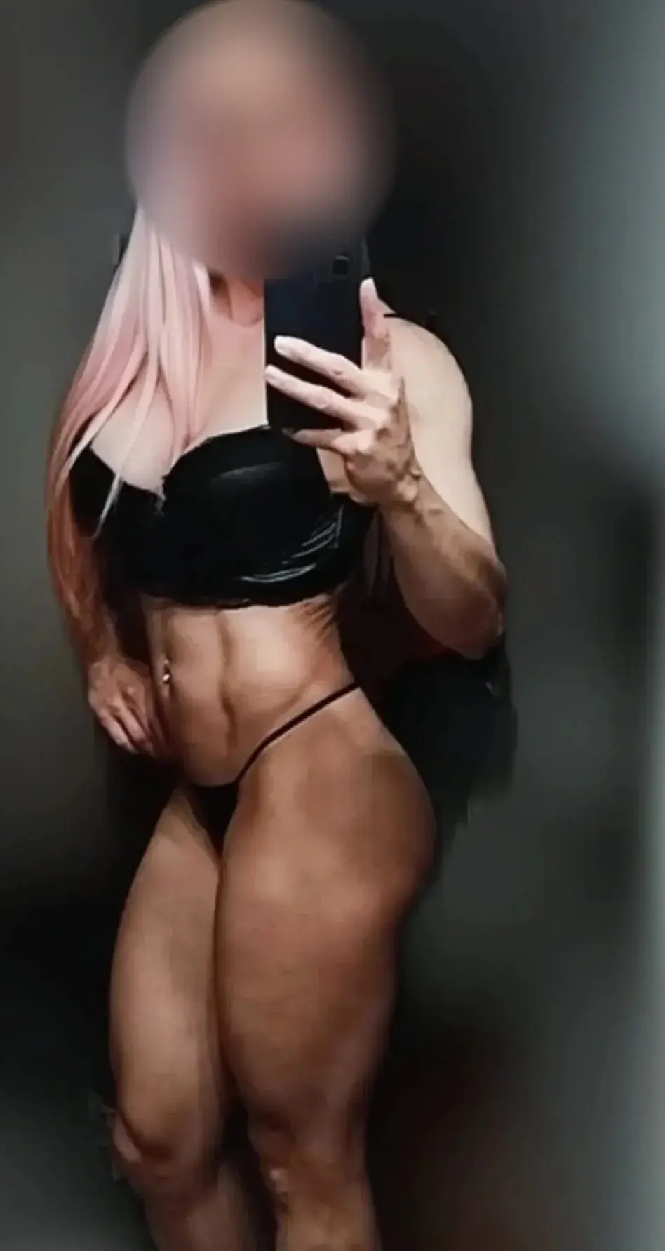Laura Martínez después de perder 15kg en 6 meses de entrenamiento personalizado