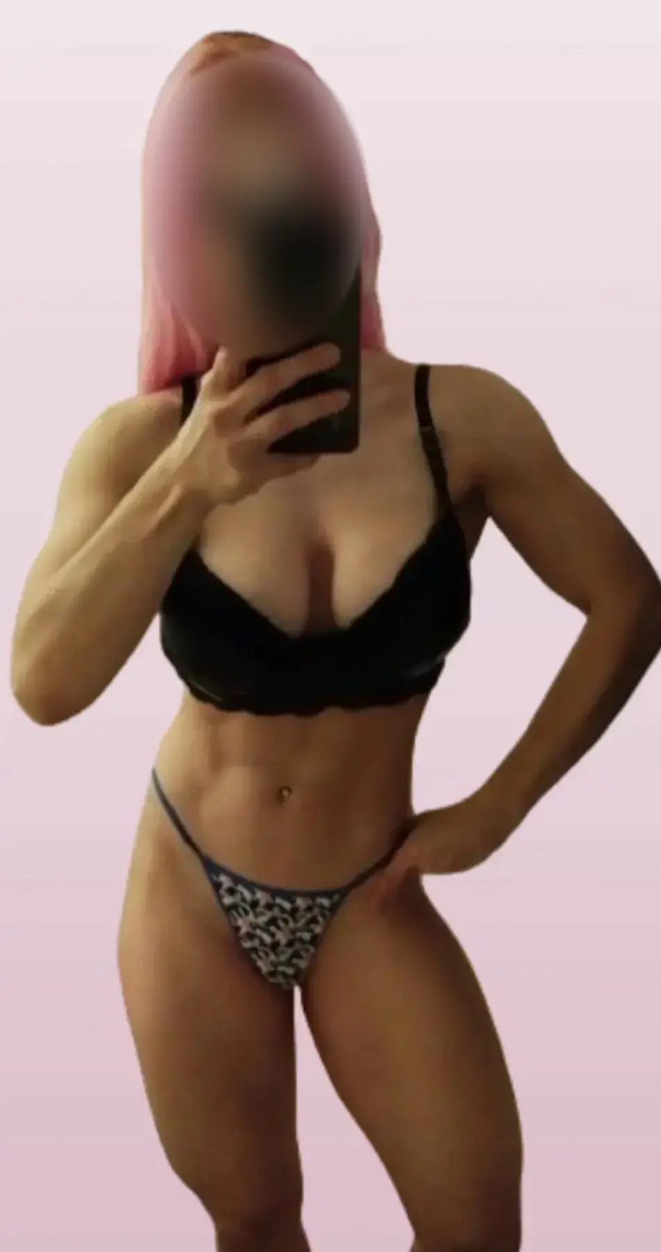 Ana Gómez mostrando su transformación corporal tras 5 meses de entrenamiento